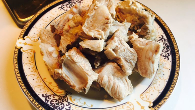 香甜米饭--糖醋排骨,用温水冲洗一遍,备用