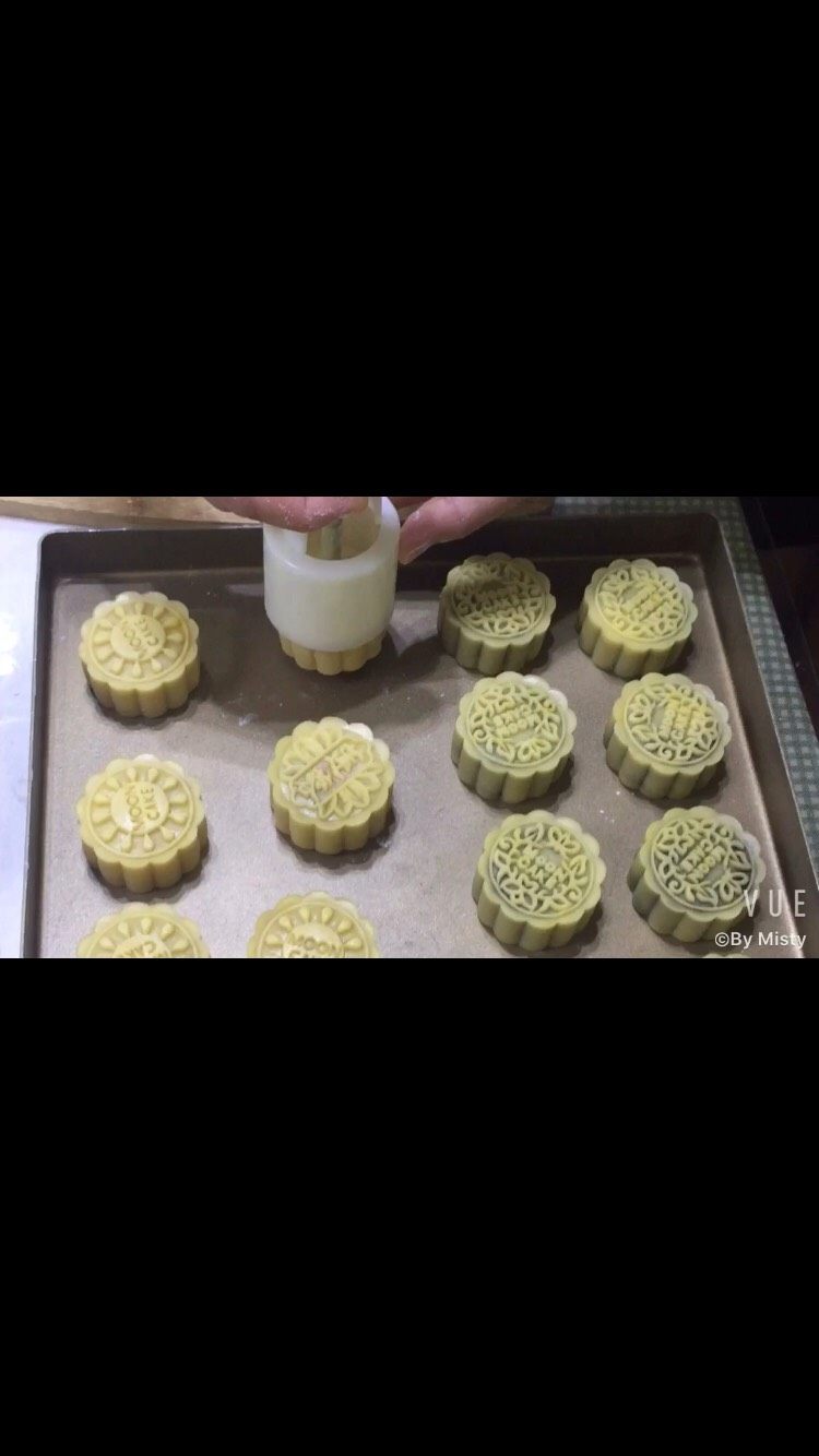 广式月饼,模具蘸一点面粉敲一敲，将面团稍稍搓的长，能够放入模具就好了，用模具打出来即可。
