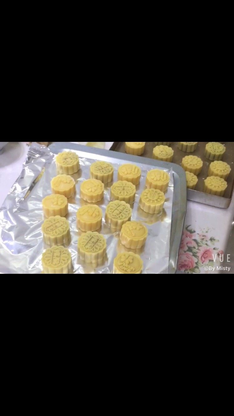 广式月饼,提前预热烤箱200度。月饼表面喷上水，放入烤箱中层15分钟。