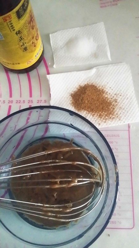 安全健康又好吃的的麻酱烧饼,面团静置期间准备调麻酱,我家里没有花椒粉了,用的十三香