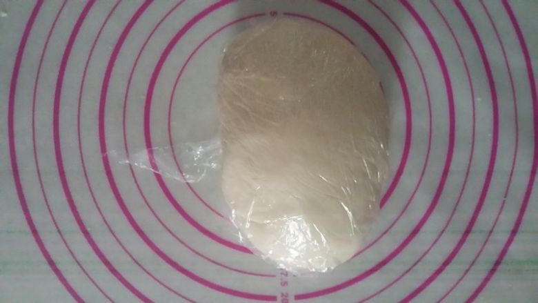 安全健康又好吃的的麻酱烧饼,面团揉成光滑的状态,用保鲜膜包裹住静置30分钟