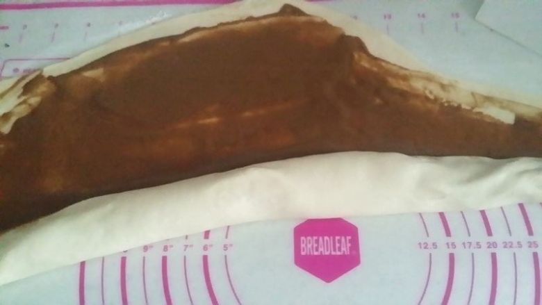 安全健康又好吃的的麻酱烧饼,从 一侧卷起,卷的圈数越多越好,卷的时候可以稍稍用手扯一下面,将面拉扯的更薄一点。