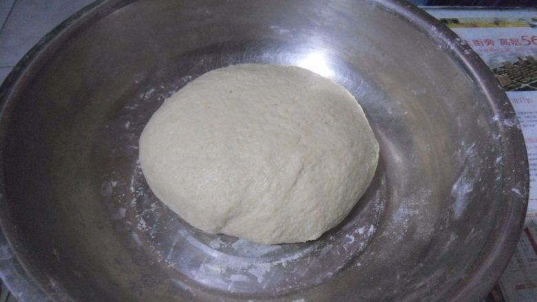 花生烤饼, 面粉加酵母粉,加适量温水和成光滑面团。覆盖保鲜膜,放于温暖处发酵。