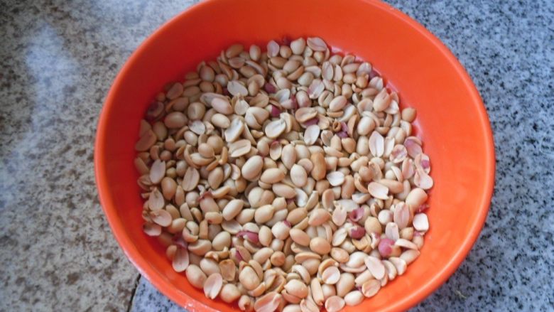 花生烤饼, 把花生米烤熟去皮