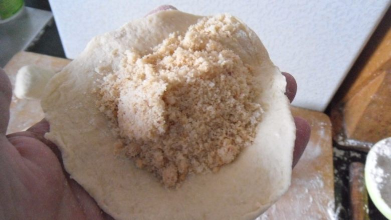 花生烤饼, 取一个面剂擀成饼状,放入适量馅料