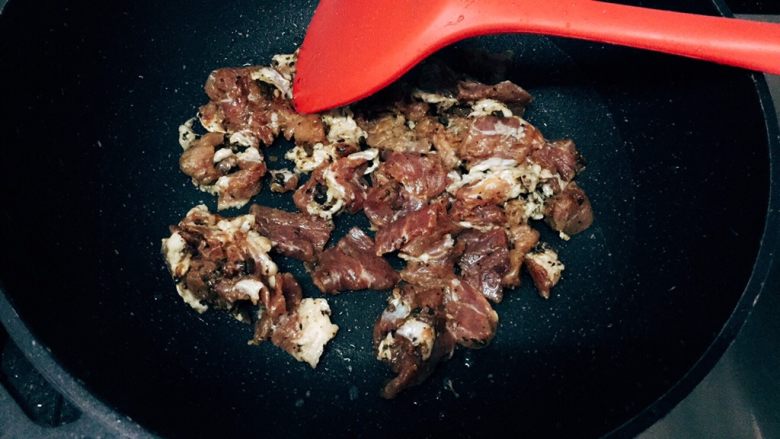 豉汁肉片炒番茄,不粘锅,不用放油,大火热锅,锅热后转中火,放入肉片,快速翻炒