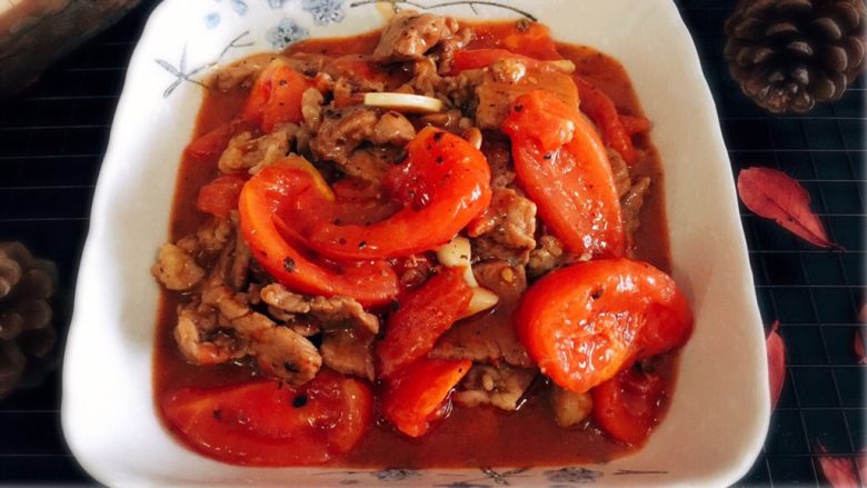 豉汁肉片炒番茄,加入肉片,加入3g料酒,继续快速翻炒2分钟致收汁即装盘食用