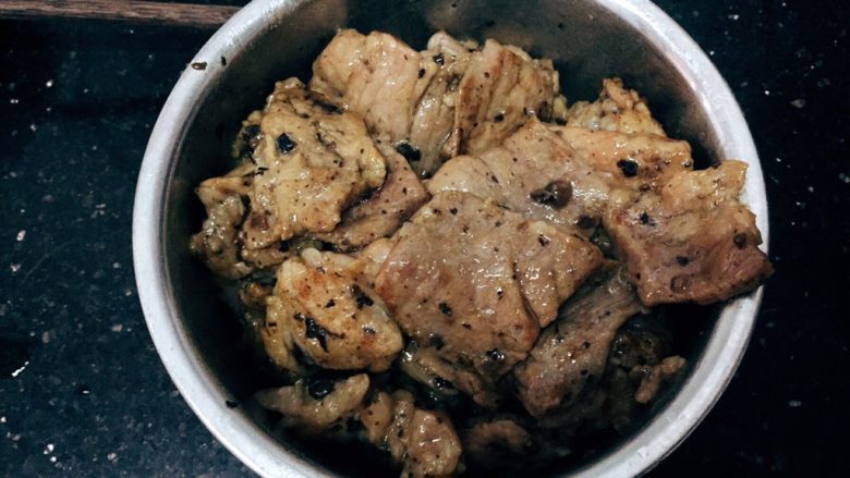 豉汁肉片炒番茄,炒致7成熟捞起备用