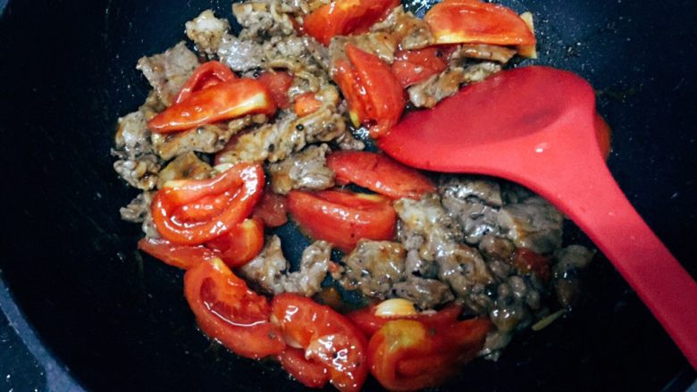 豉汁肉片炒番茄,加入肉片,加入3g料酒,快速翻炒2分钟致收汁即可