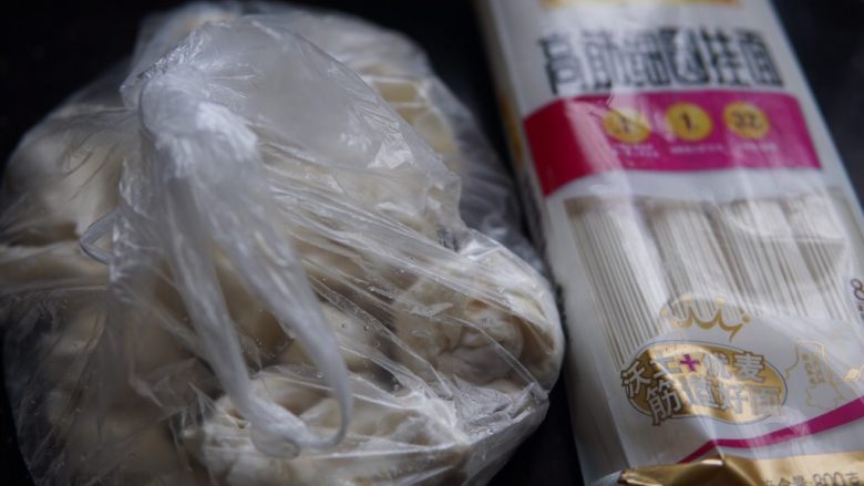 鲜虾馄饨面,先准备原材料,如图所示