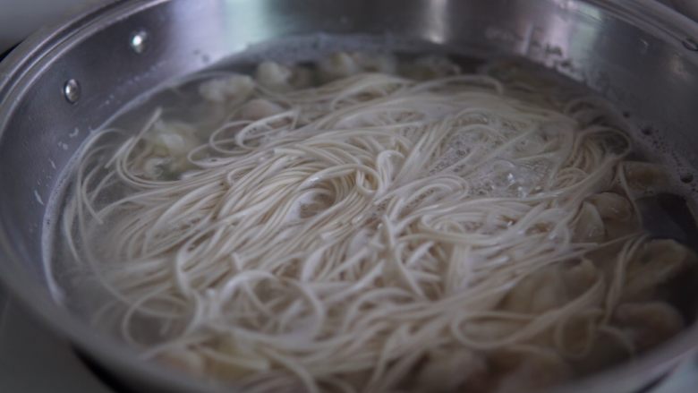 鲜虾馄饨面,煮到馄饨和面条全熟