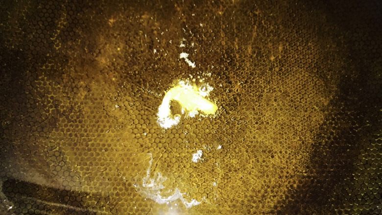 椒盐小河虾,油热七成就可以下锅,也可先放一只小虾试试,起油泡即可下锅