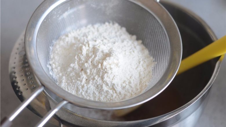 红豆月饼,用打蛋器充分搅拌均匀至乳化,此时糖浆微微发白