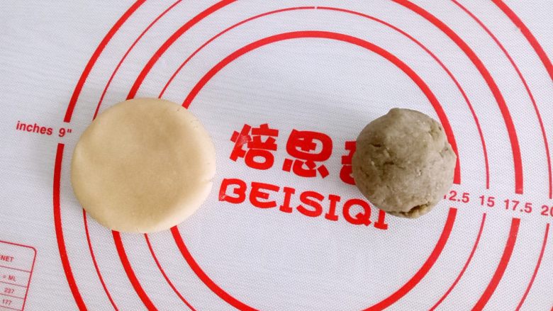月饼#小胖手作,送礼更要送健康#,我用的是小饼模,30克饼皮 30克<a style='color:red;display:inline-block;' href='/shicai/ 4729'>豆沙馅</a>(我看菜谱有大神是10克饼皮40克豆沙,原谅臣妾做不到啊,技术好的童鞋可以减少饼皮的用量)