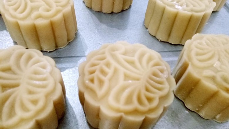 月饼#小胖手作,送礼更要送健康#,
烤盘上刷油,放上成型的月饼。