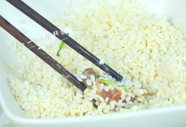 糯米蒸排骨 宝宝营养辅食,味香口感软糯,浸泡好的糯米沥干水份。在排骨表面均匀的粘上一层糯米,放盘子上。