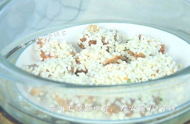 糯米蒸排骨 宝宝营养辅食,味香口感软糯,冷水上锅蒸排骨,中火蒸70分钟。
