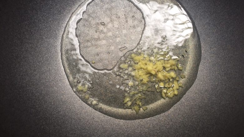 蒜蓉铁板虾,热锅凉油,放入姜末炒香