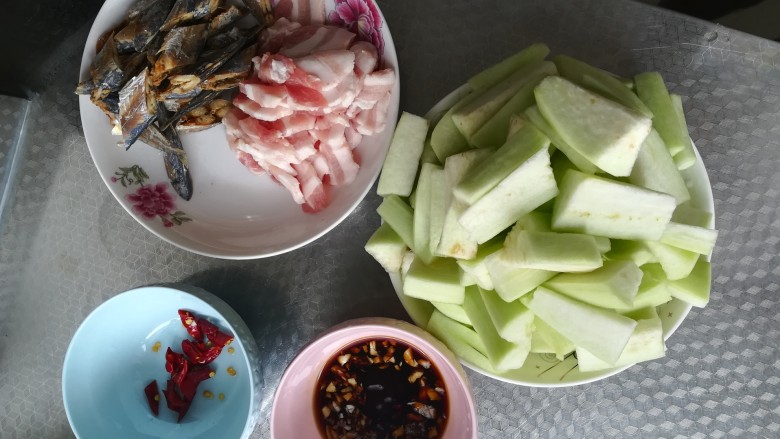 色鲜味聚全咸鱼茄子煲,材料准备好,开始下锅