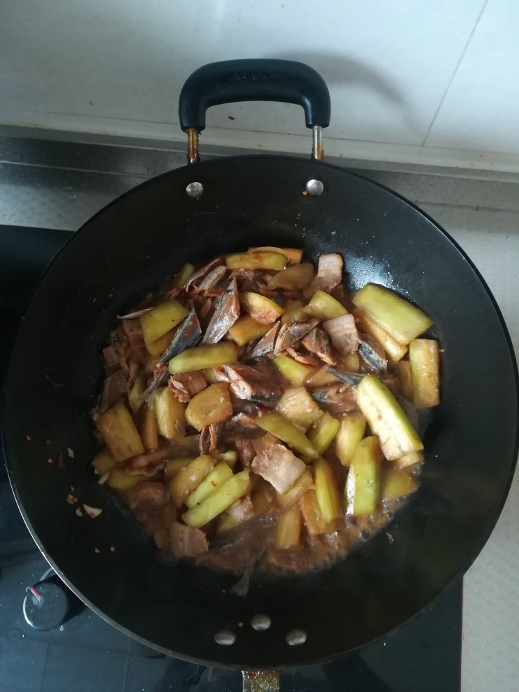色鲜味聚全咸鱼茄子煲,放入最重要的材料,<a style='color:red;display:inline-block;' href='/shicai/ 353'>咸鱼</a>,再倒入点料酒。翻抄均匀,再加入水,煮到熟咯!