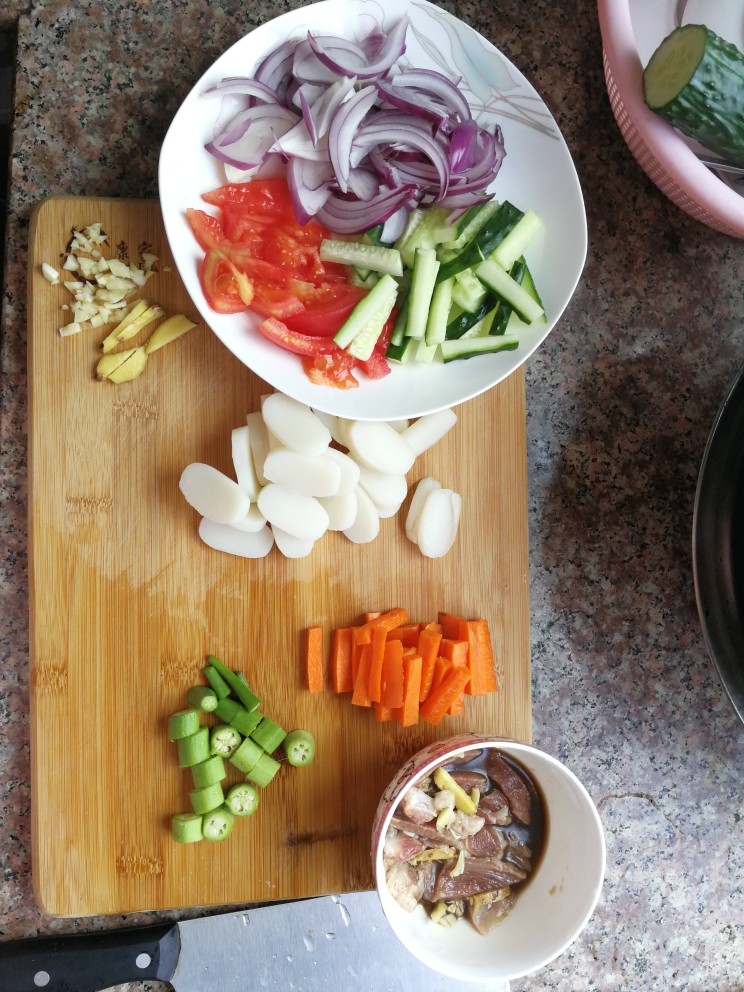 什锦蔬菜猪肉闷饭,<a style='color:red;display:inline-block;' href='/shicai/ 25'>胡萝卜</a>，<a style='color:red;display:inline-block;' href='/shicai/ 70'>秋葵</a>，<a style='color:red;display:inline-block;' href='/shicai/ 29'>洋葱</a>全部切丁。<a style='color:red;display:inline-block;' href='/shicai/ 2914'>蘑菇</a>切片。<a style='color:red;display:inline-block;' href='/shicai/ 414'>猪肉</a>切丁，焯水去腥。生<a style='color:red;display:inline-block;' href='/shicai/ 37'>姜</a>切片，<a style='color:red;display:inline-block;' href='/shicai/ 2794'>大蒜</a>切碎。当时没想过会成功，都没拍照，这是做炒年糕时的材料，类似这样……