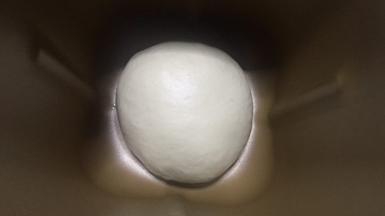 纺锤面包,面团材料揉出薄膜,直接放面包桶发酵。(我放在冰箱5度冷藏发酵一夜)。