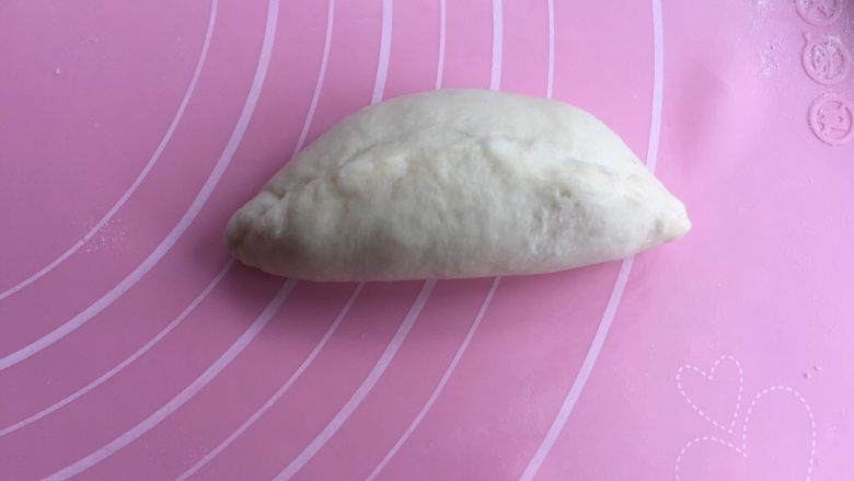 纺锤面包,最后把近端的1/3往中间折,并封口。