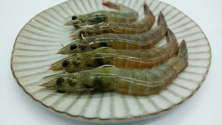 鲜虾时蔬面,<a style='color:red;display:inline-block;' href='/shicai/ 295'>对虾</a>5个,虾营养丰富,且其肉质松软,易消化