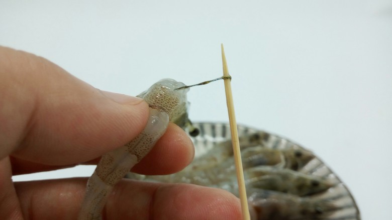 鲜虾时蔬面,再用牙签挑去虾线,用刀在虾背划一下,便于入味