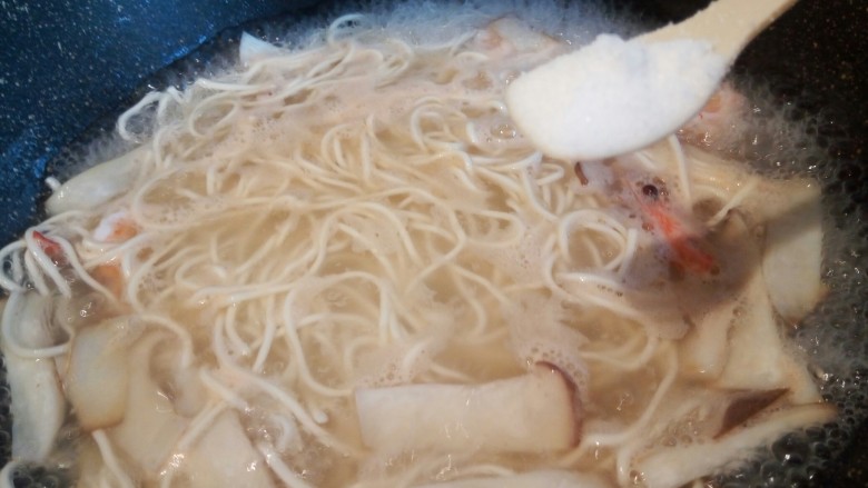 鲜虾时蔬面,加盐一勺,