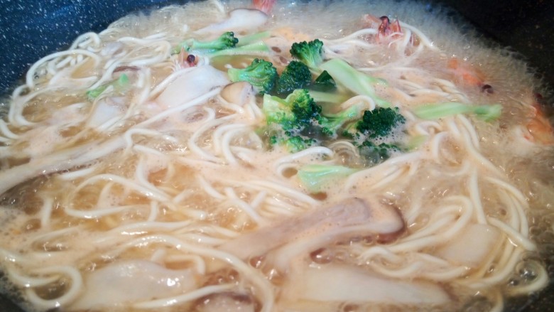 鲜虾时蔬面,放花菜(花菜容易熟,所以最后放)煮熟,水开以后,加2次水,面条就熟了,加点<a style='color:red;display:inline-block;' href='/shicai/ 756'>鸡精</a>调味。
