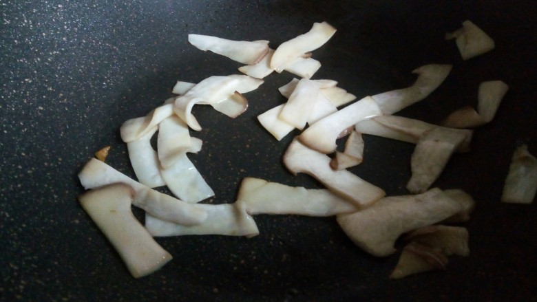 鲜虾时蔬面,锅里放一点点油,炒香杏鲍菇