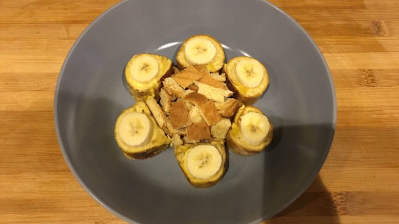 快手早餐 | 酸奶香蕉吐司卷,把多余的香蕉和吐司边小块🍞放在中间的空地上😬还有多余的香蕉片 依次放在卷卷上面