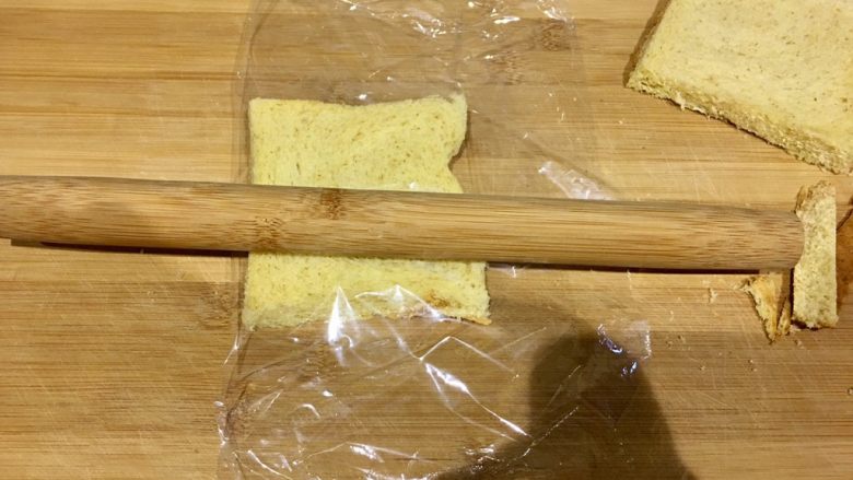 快手早餐 | 酸奶香蕉吐司卷,保鲜膜包着,用擀面杖擀平,使其变软好包