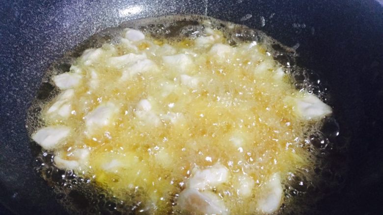 中餐厅之豆瓣鸡,腌好的鸡丁沥干水分,烧一锅热油,倒入鸡肉炸制定型
