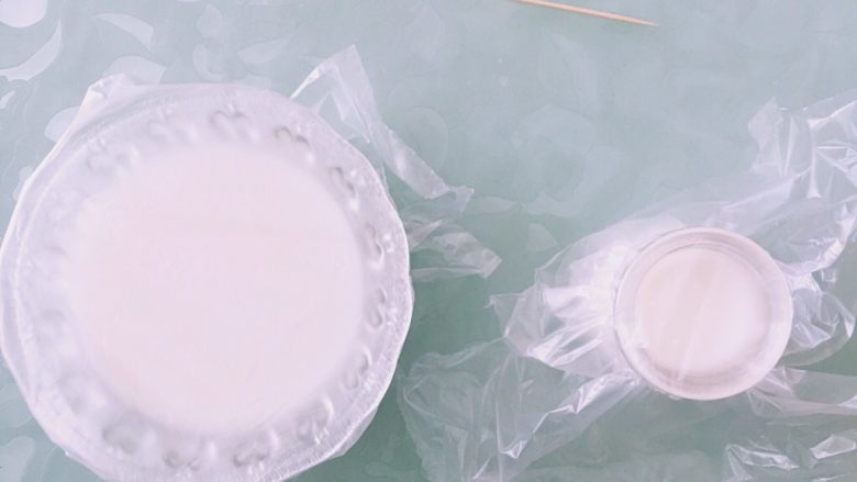 30min即可吃到的快手双皮奶,容器上盖上保鲜膜,用牙签在保鲜膜表面扎一些小孔,防止水汽滴入容器