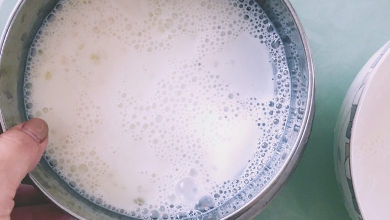 30min即可吃到的快手双皮奶,搅拌好的溶液过筛2次,可以让成品口感更加的细腻