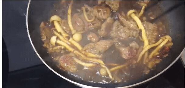 小清新:薄荷牛肉,开大火,放牛肉,用筷子迅速划散。牛肉变色即可,不要煮久,否则就老啦。