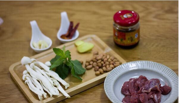 小清新:薄荷牛肉,食材准备好,<a style='color:red;display:inline-block;' href='/shicai/ 216'>牛肉</a>切薄片,薄荷洗净,花生捣碎