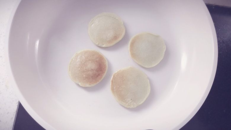 酪梨小饼🥑 宝宝辅食,等小饼表面基本凝固,四周边缘变色,表面起泡,就可以翻面了,翻面后继续烘一会