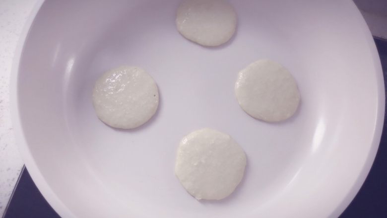酪梨小饼🥑 宝宝辅食,不粘锅小火加热,用勺子舀一些面糊垂直倒入锅中,摊成小饼,可以适当抖动一下锅,摊的薄一点