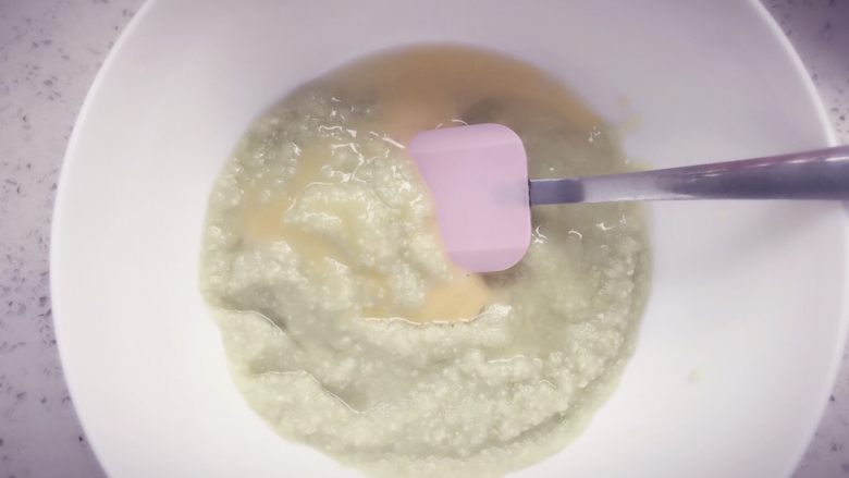 酪梨小饼🥑 宝宝辅食,将果泥用大碗装好后打入一个鸡蛋,没吃蛋白的宝宝可以只用蛋黄
