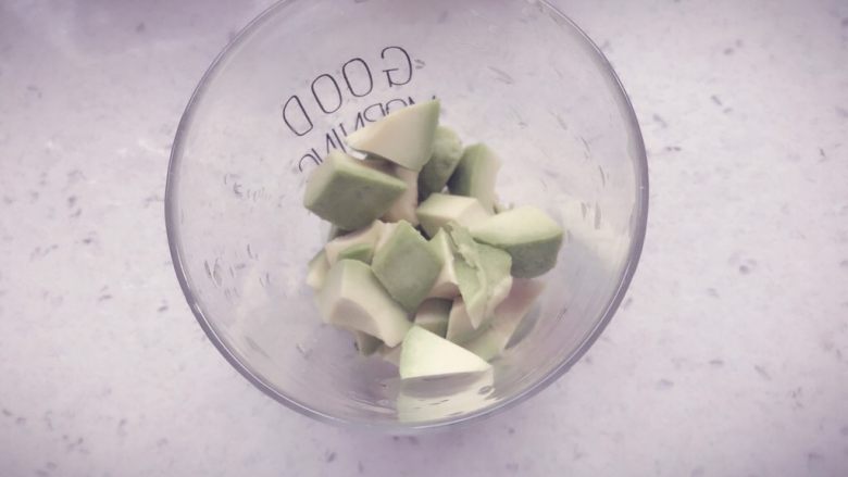 酪梨小饼🥑 宝宝辅食,将牛油果去皮去核,挖出果肉切小块