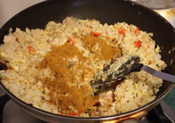香甜米饭+菠罗炒饭,放入咖哩粉,继续翻炒,