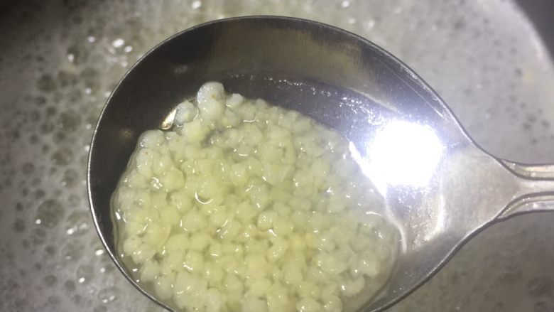 南瓜枸杞小米粥,煮至小米熟透开花。