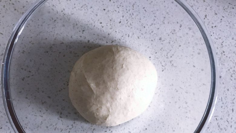 奶香全麦红豆包,运行一个揉面程序后加入黄油,继续揉至完全阶段后,取出,盖保鲜膜室温发酵至2倍大