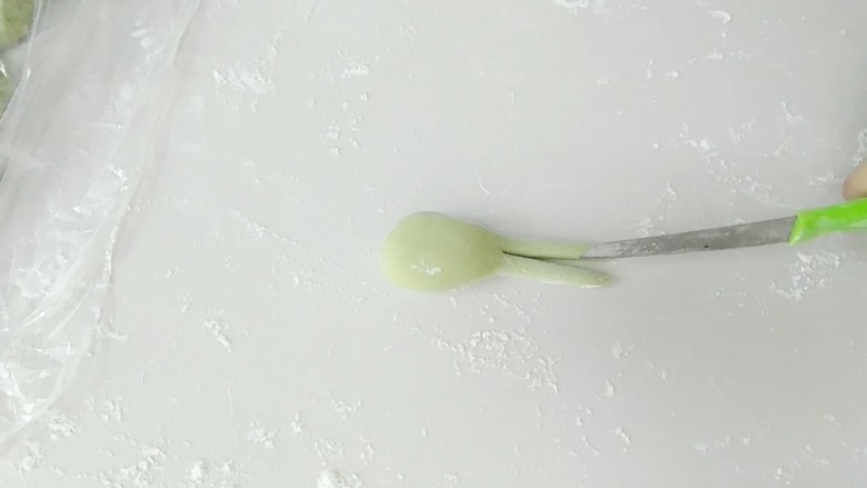 蹦蹦跳的小蛙花样馒头,每一个小剂子,都要揉成蝌蚪状,既一头大一头细长。细长处用刀一切两半,做后腿。
