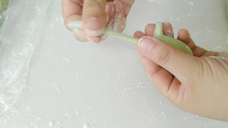 蹦蹦跳的小蛙花样馒头,顺着面团的延展性,搓细搓长。