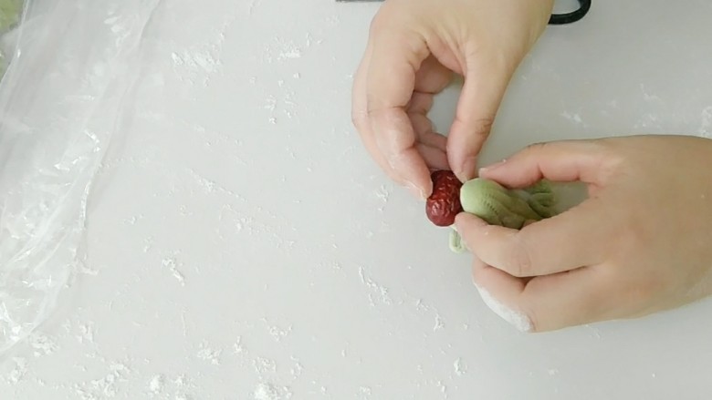 蹦蹦跳的小蛙花样馒头,塞上大红枣,这个你也可以塞火腿或者其他你想吃的食材哦!