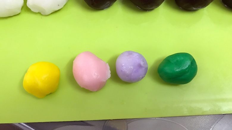 简单快手低热量的冰皮月饼,再分别揉匀,揉匀后再把四份合在一起揉几下,再分成四份。我只做了两个炫彩好看,其他为了健康都没添加色素。这里示范用原色